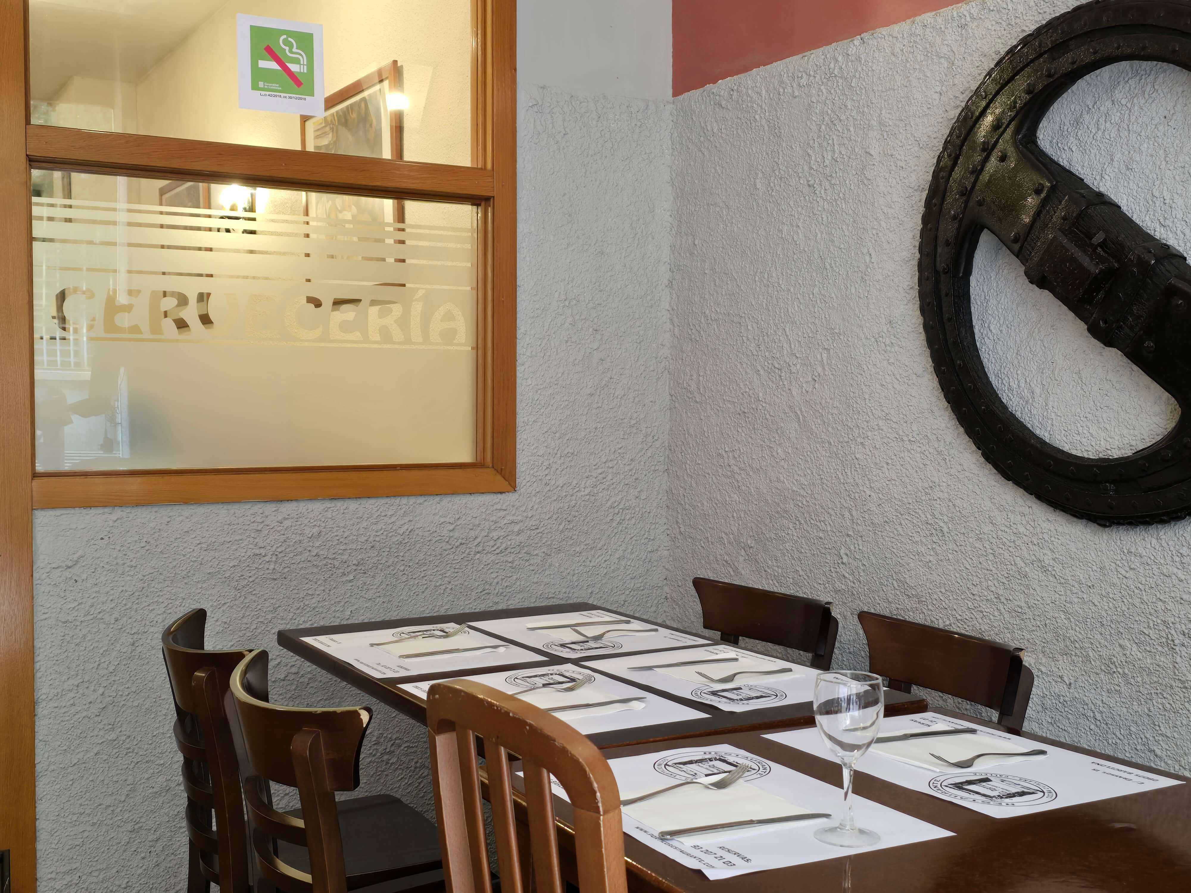 Terraza exterior del restaurante El Pórtico en Barcelona